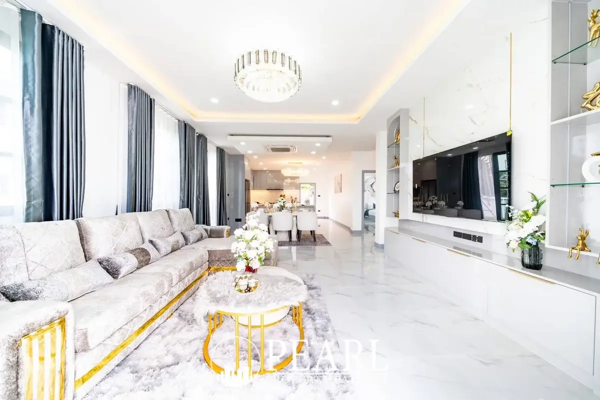 4 Bedroom House for Sale in Central Pattaya master bedroom with en-suite