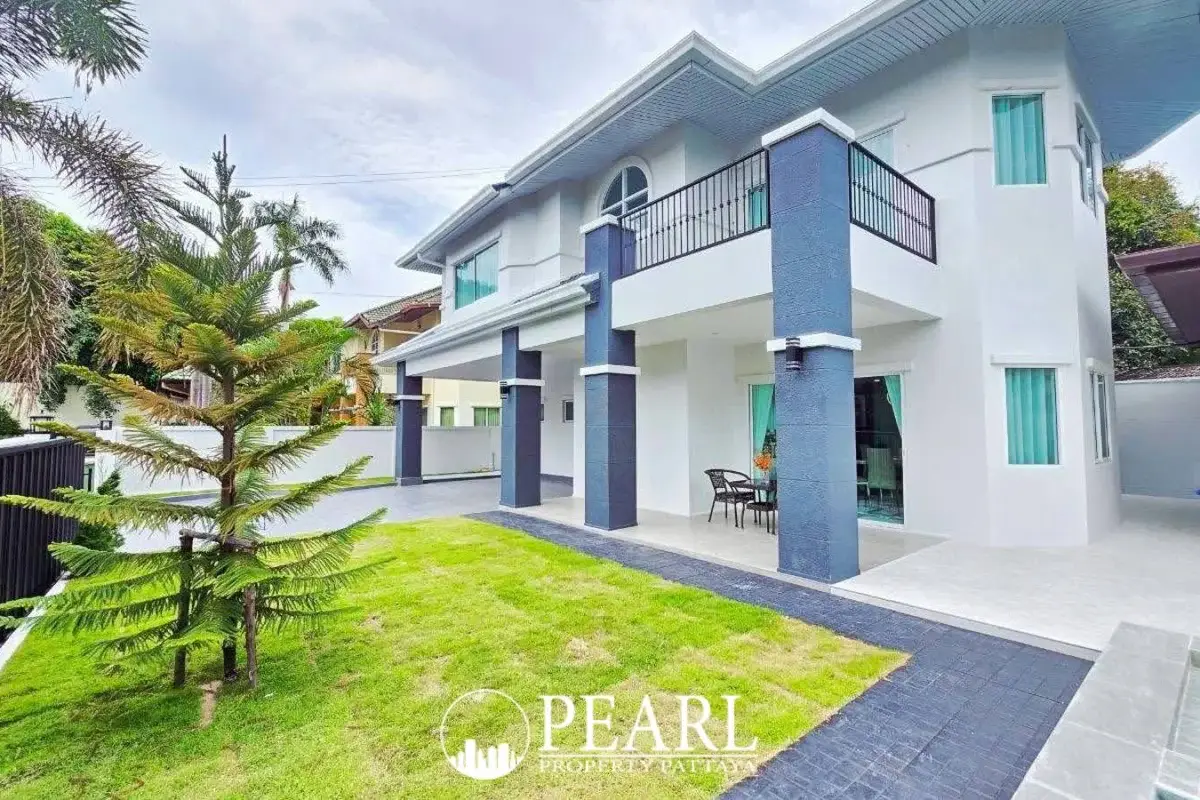 4 Bedroom House for Sale in Green Field Villas 1 master bedroom with en-suite