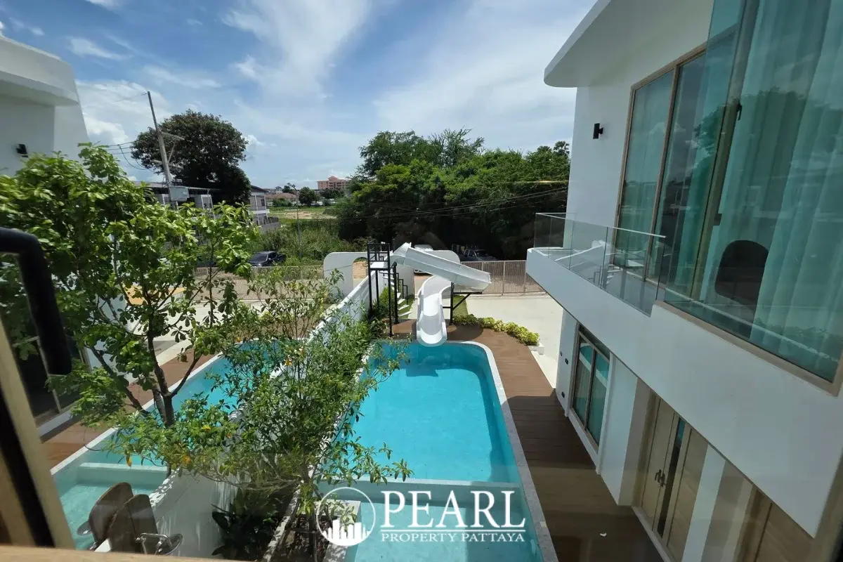 5 Bedroom House for Sale in Grand Breeze Luxury Pool Villas Pattaya spacious living room