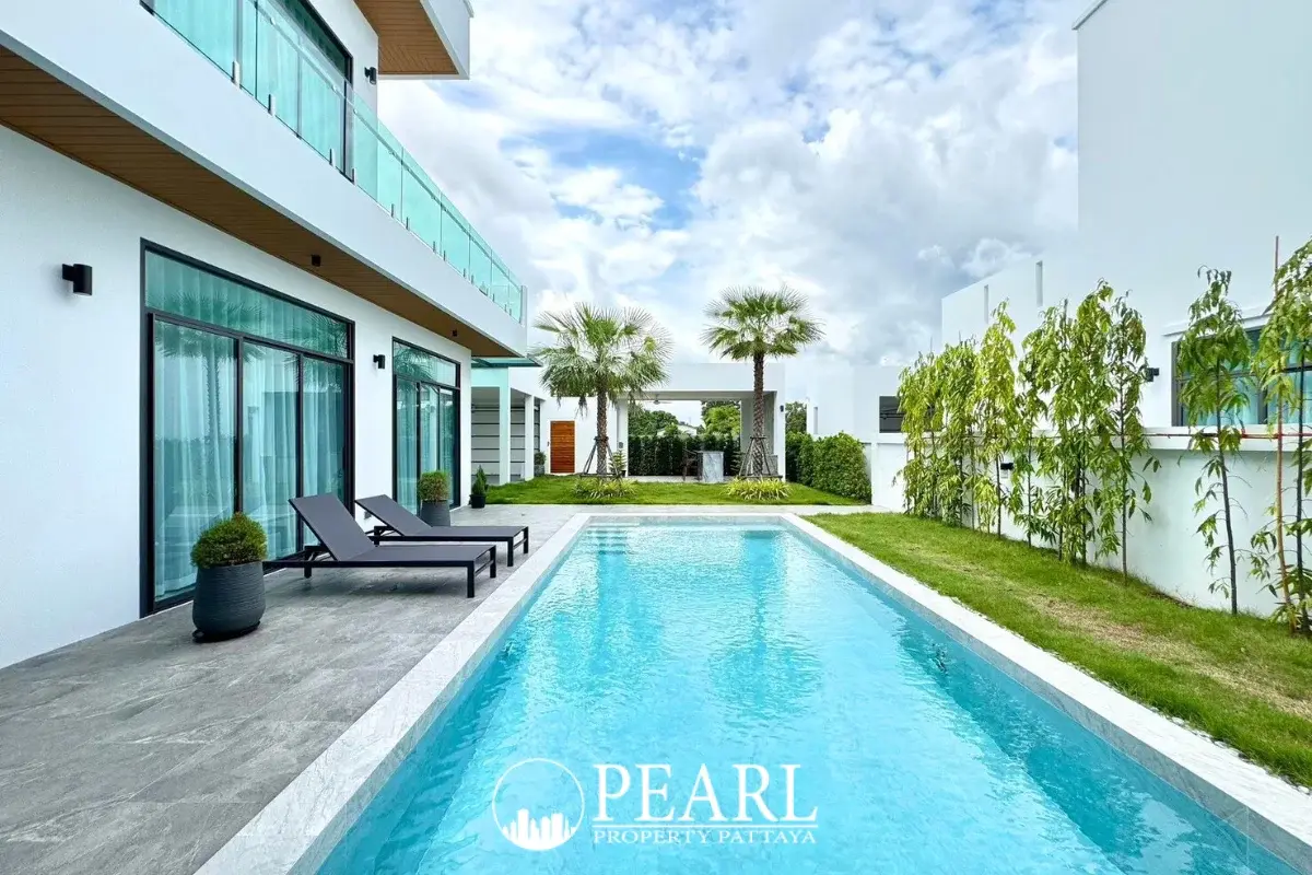 4 Bedroom House for Sale in The Sugar Palm Villa spacious living room