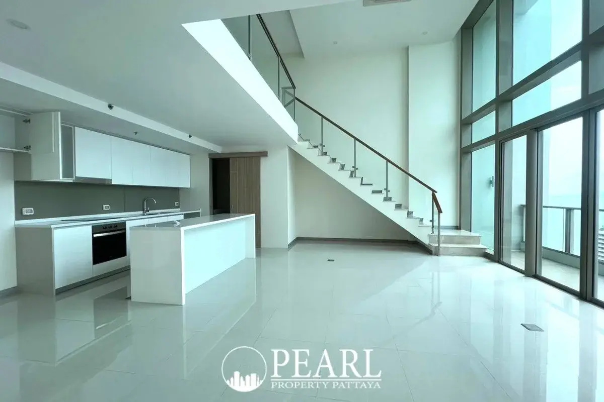 5 Bedroom Condo for Sale in The Riviera Jomtien master bedroom with ensuite bathroom