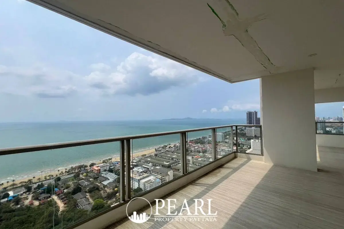 5 Bedroom Condo for Sale in The Riviera Jomtien spacious living room with modern decor