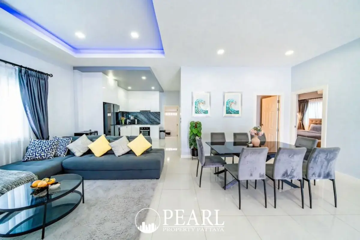 5 Bedroom House for Sale in View Point Village master bedroom with en-suite