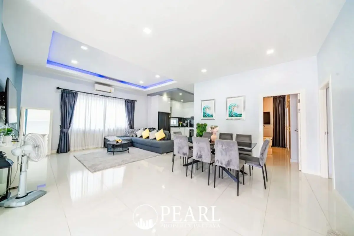 5 Bedroom House for Sale in View Point Village private swimming pool with patio