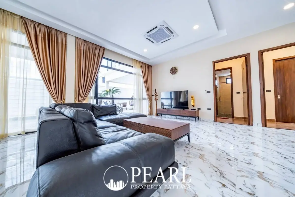7 Bedroom House for Sale in Pattaya master bedroom with balcony