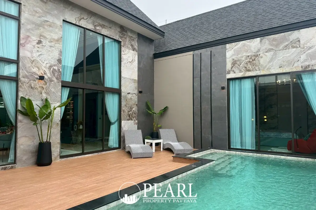 3 Bedroom House for Sale in The Richest Valley fully equipped kitchen with island