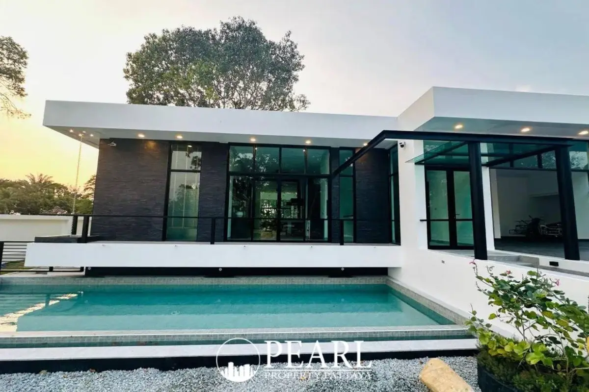 4 Bedroom House for Sale in Central Pattaya front garden