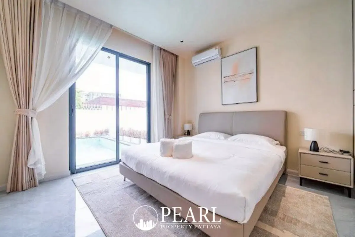 6 Bedroom House for Sale in Central Pattaya master bedroom with ensuite