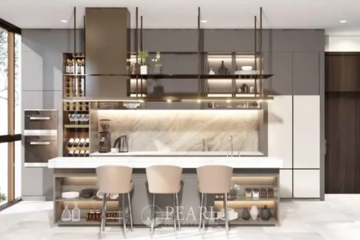 4 Bedroom House for Sale in East Pattaya master bedroom with ensuite