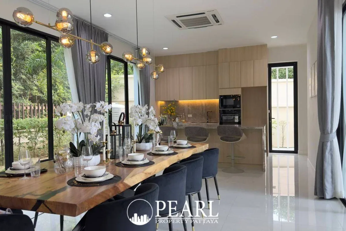 4 Bedroom House for Sale in Baan Talay master bedroom with ensuite