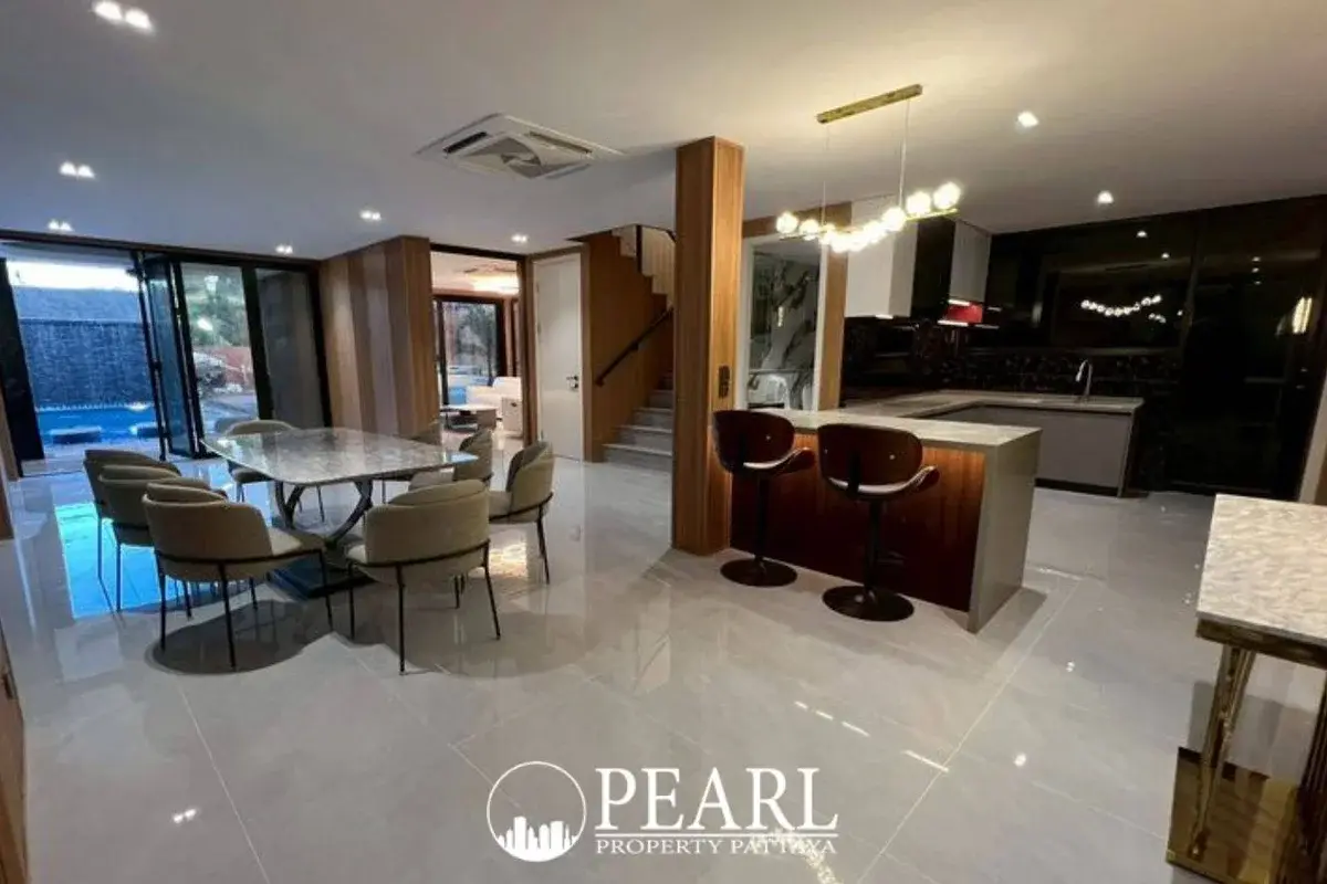 7 Bedroom House for Sale in View Point Village master bedroom with ensuite