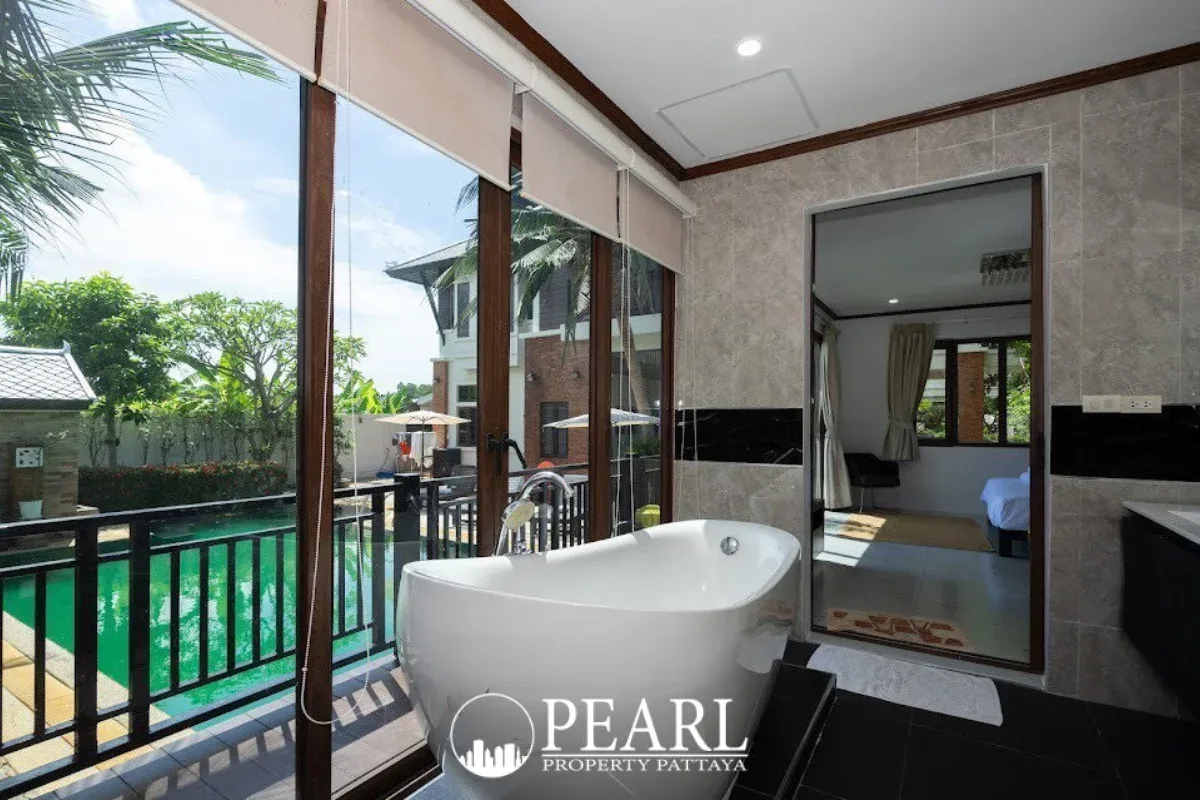 5 Bedroom House for Sale in East Pattaya spacious living room