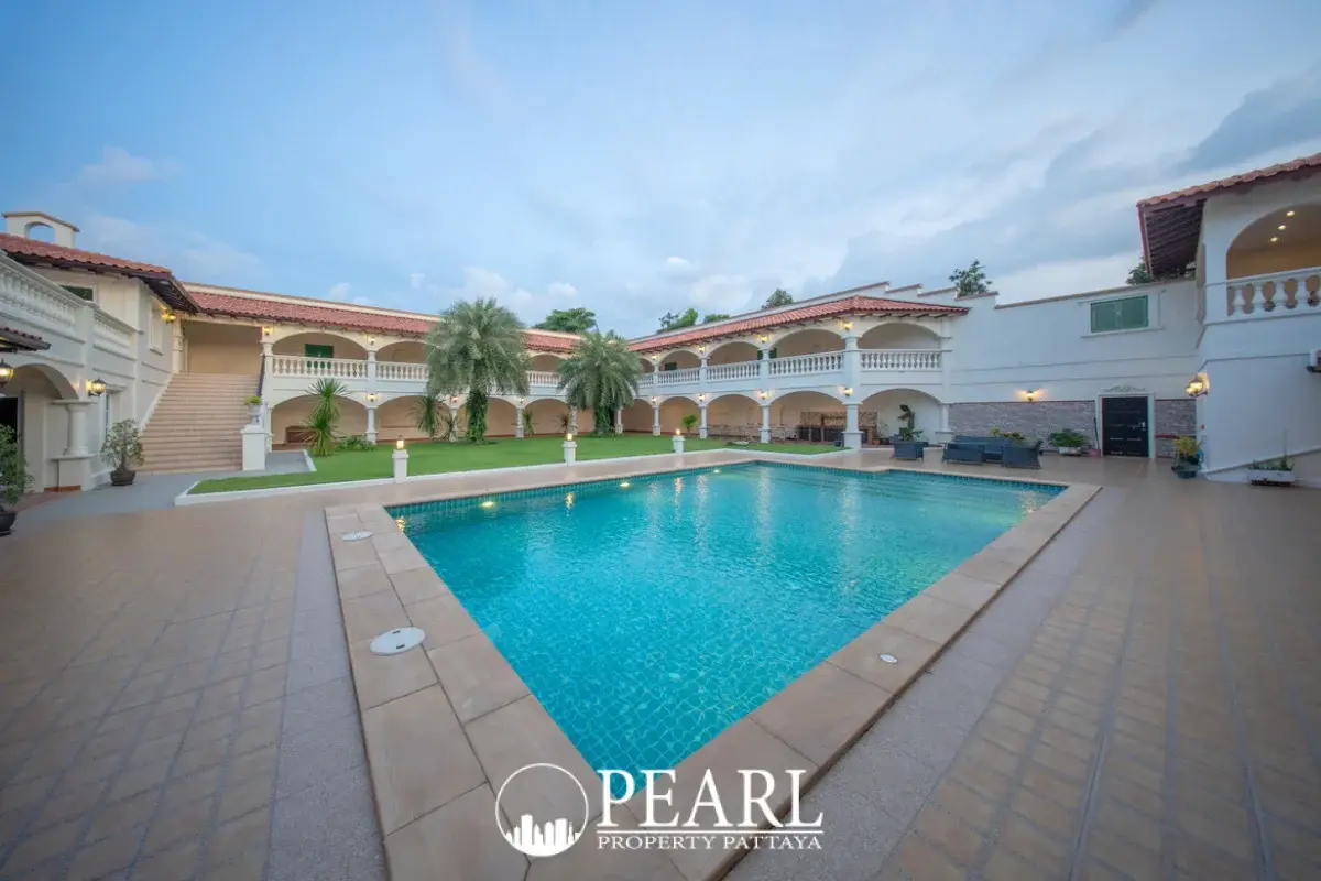 6 Bedroom House for Sale in Bamboo Luxury Villa private swimming pool with sun loungers