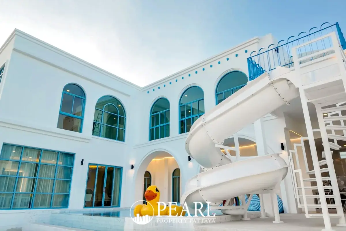 5 Bedroom House for Sale in East Pattaya spacious living room