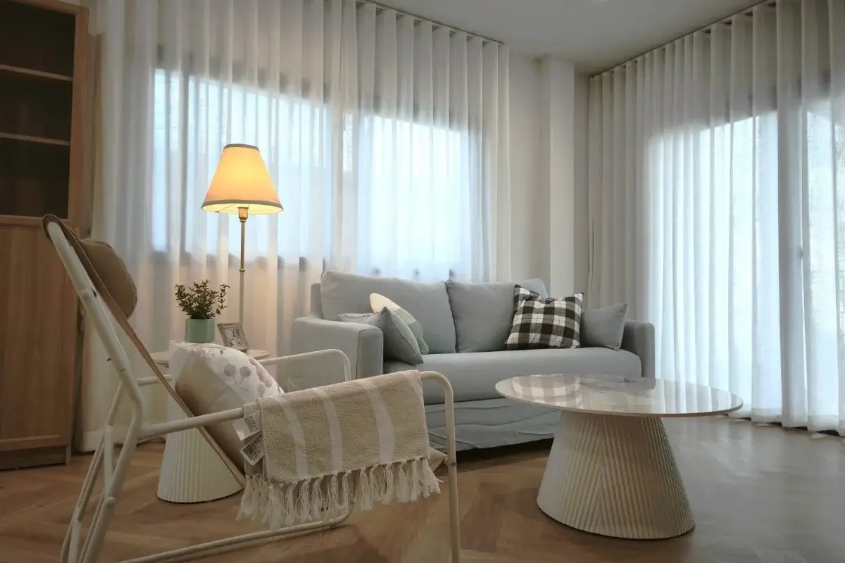 4 Bedroom House for Rent at Supalai Palm Ville Sukhumvit - Rongpo - living room with light blue sofa, round coffee table, and floor lamp.