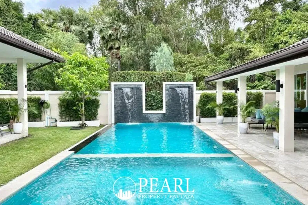 6 Bedroom House for Sale in Garden Ville 6 spacious living room