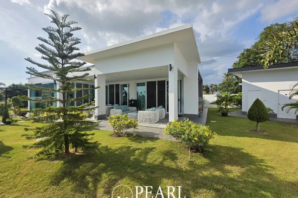 5 Bedroom House for Sale in East Pattaya spacious living room