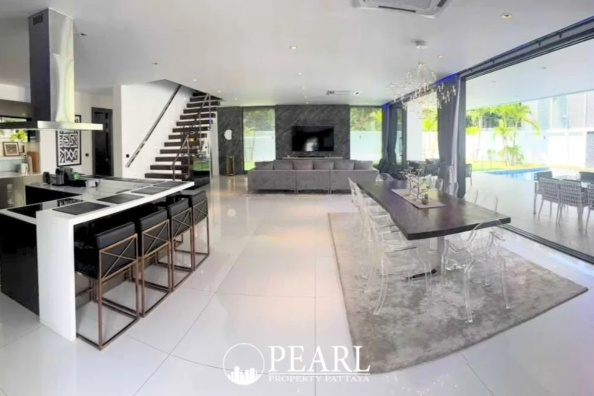 7 Bedroom House for Sale in L Pattaya private swimming pool
