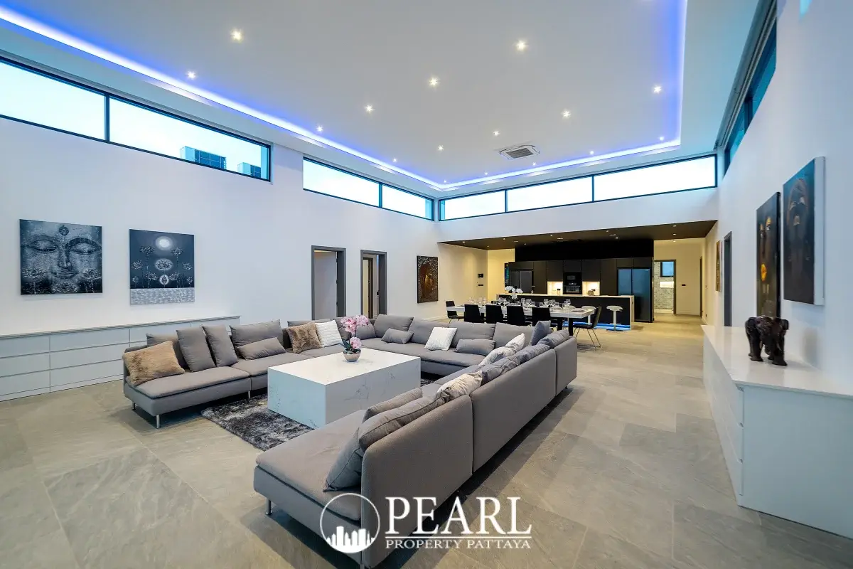 6 Bedroom House for Sale in Central Pattaya spacious living room