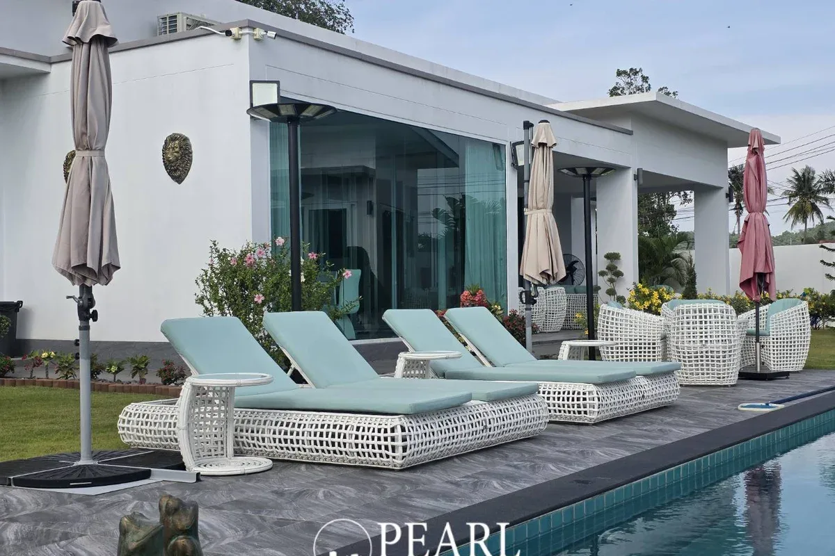 5 Bedroom House for Sale in East Pattaya master bedroom