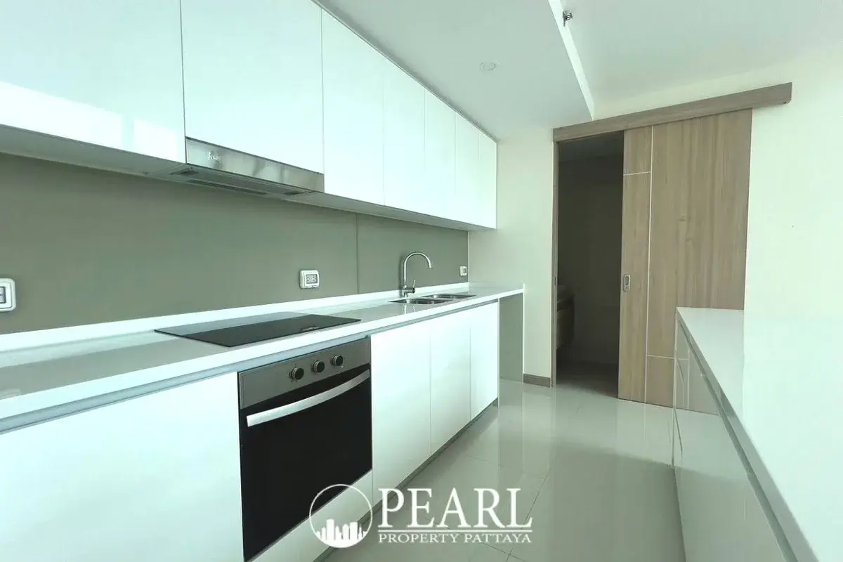 5 Bedroom Condo for Sale in The Riviera Jomtien fully equipped kitchen with island