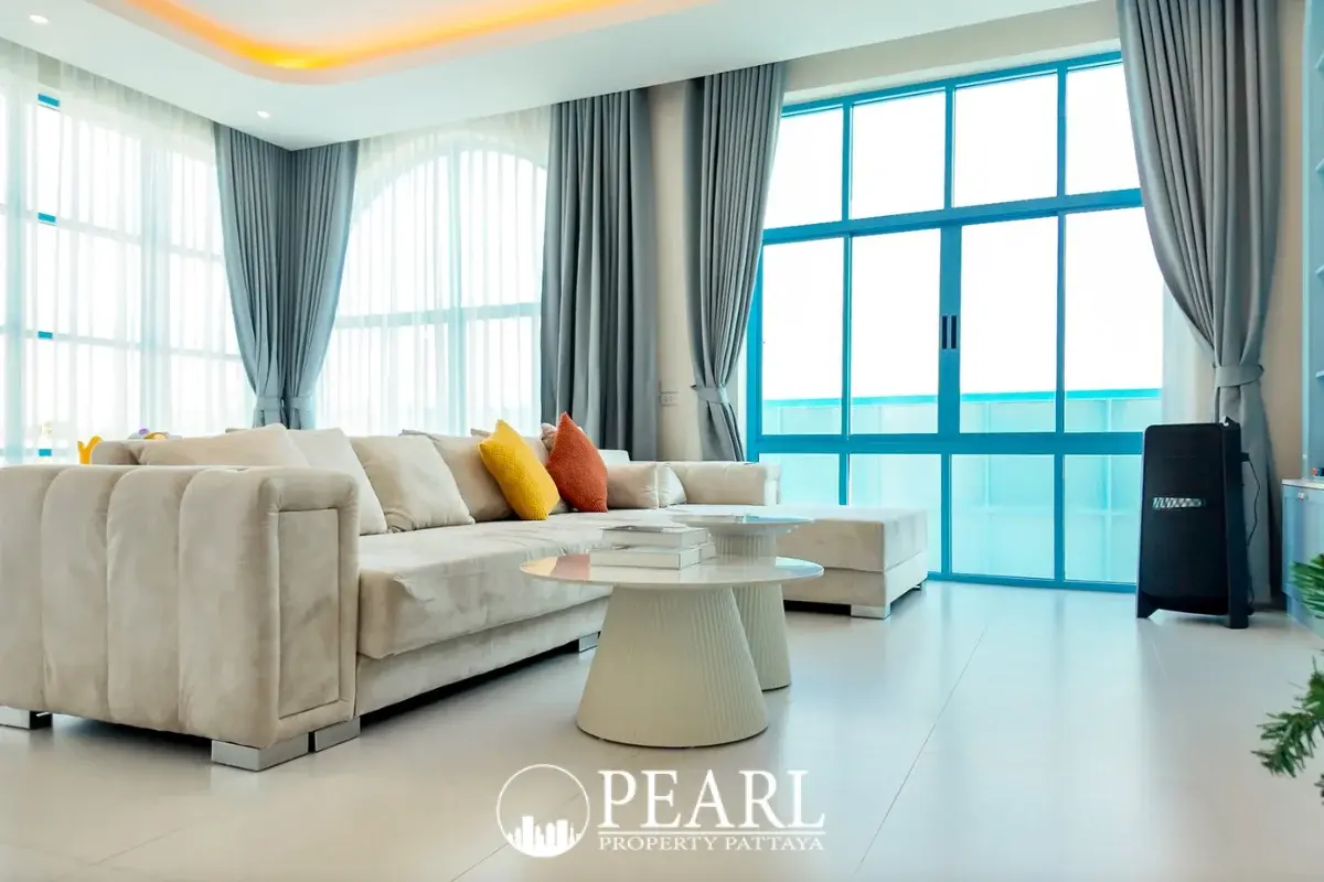 5 Bedroom House for Sale in East Pattaya master bedroom