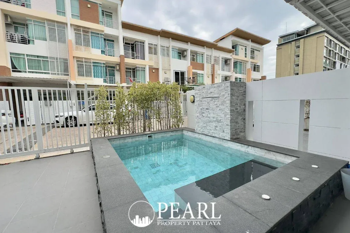 10 Bedroom House for Sale in Central Pattaya spacious living room with modern decor