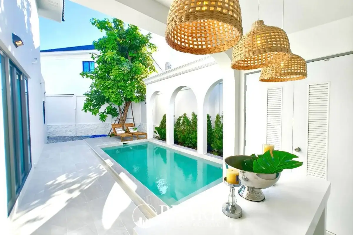 4 Bedroom House for Sale in Spring Town Pool Villa Pattaya spacious living room