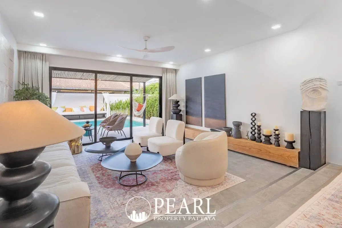 5 Bedroom House for Sale in Srisuk Villa master bedroom with king-size bed