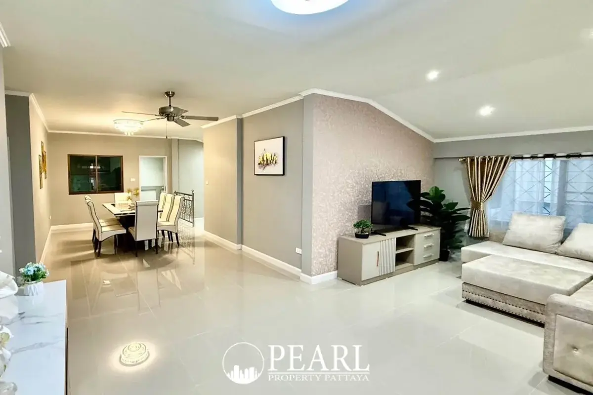 4 Bedroom House for Sale in Wantana Village private swimming pool and patio area