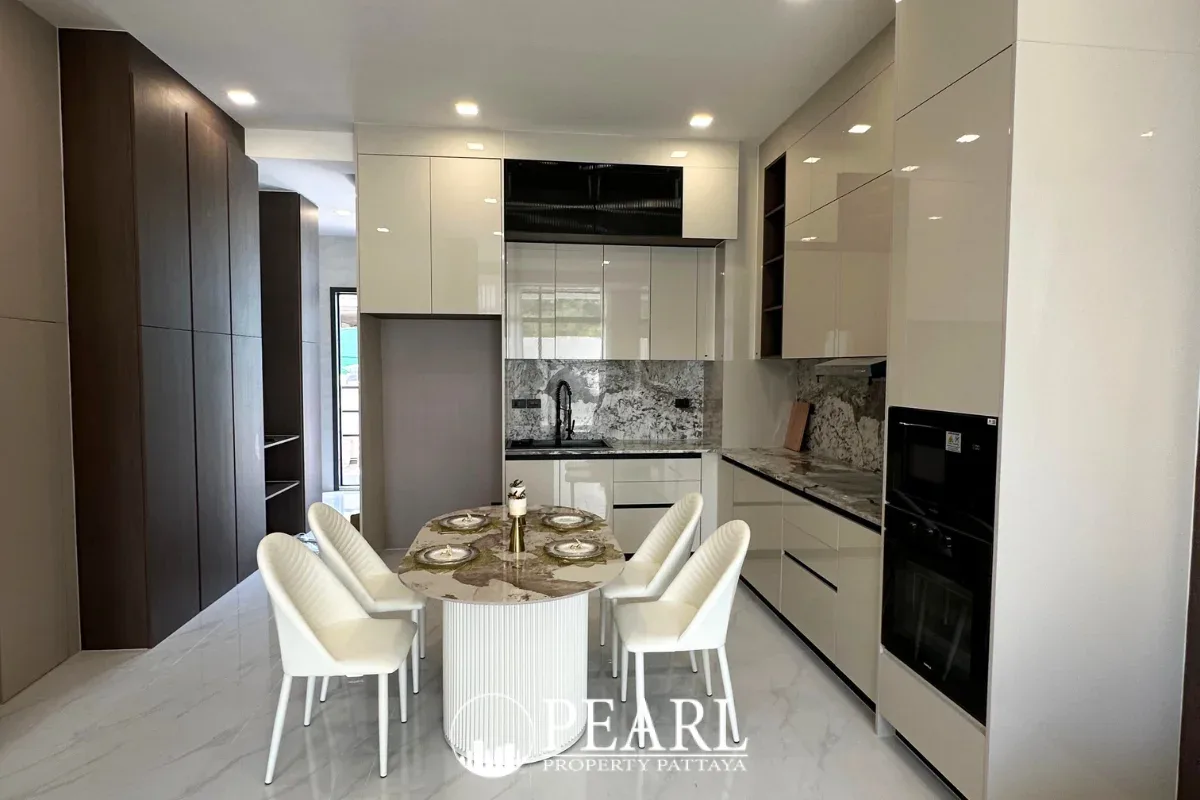 4 Bedroom House for Sale in The Rich Garden spacious living room