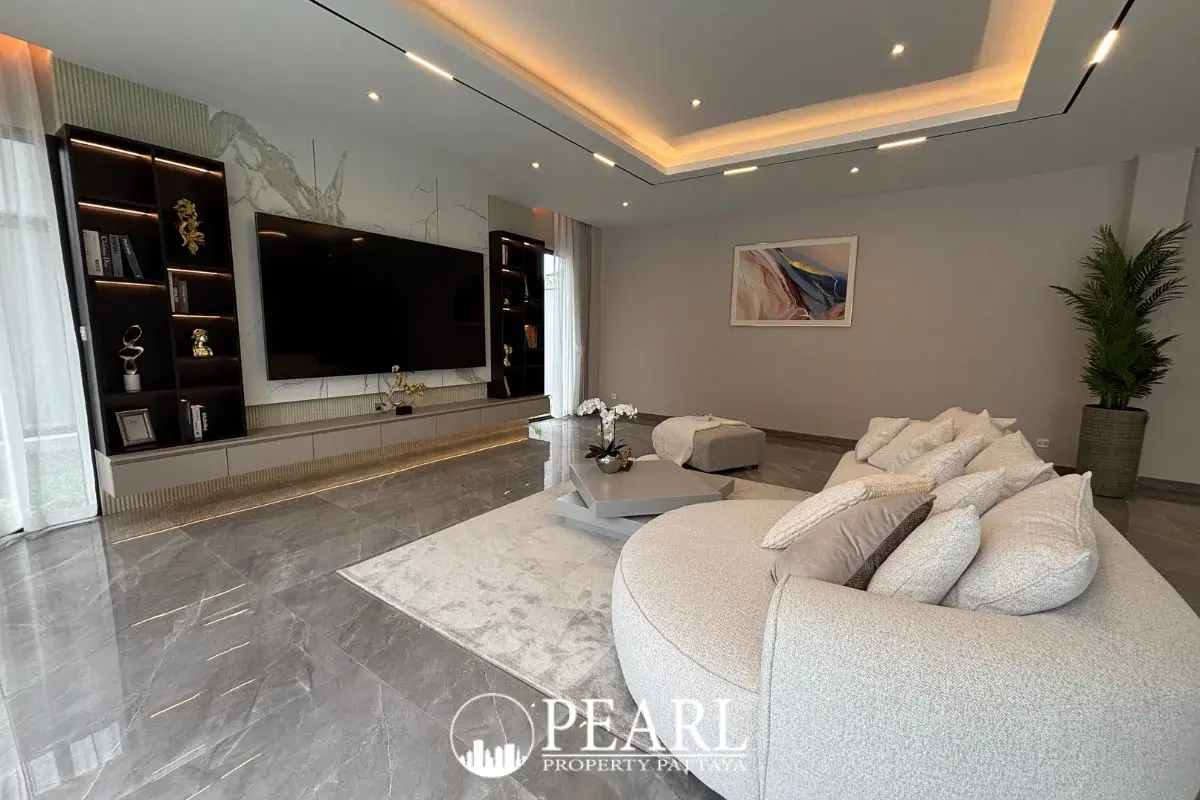 4 Bedroom House for Sale in Tree Villa master bedroom with en-suite