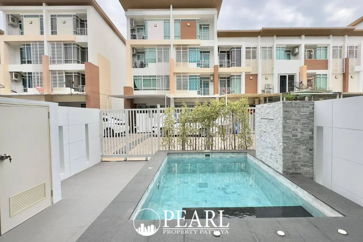 10 Bedroom House for Sale in Central Pattaya master bedroom with ensuite bathroom