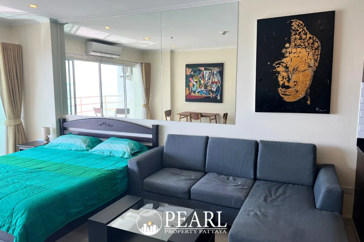 1 Bedroom Condo for Sale in View Talay 7 bathroom with shower and vanity