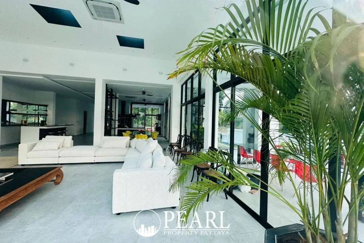 4 Bedroom House for Sale in Central Pattaya modern kitchen