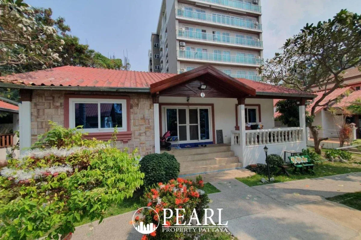 12 Bedroom House for Sale in Central Pattaya spacious living room
