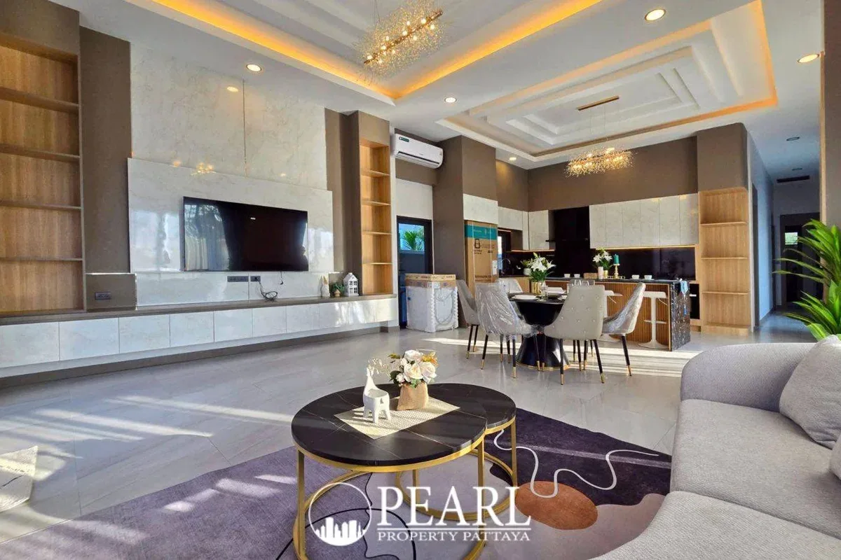 3 Bedroom House for Sale in East Pattaya private swimming pool with sun loungers