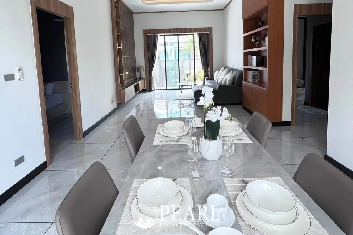 3 Bedroom House for Sale in East Pattaya master bedroom with ensuite
