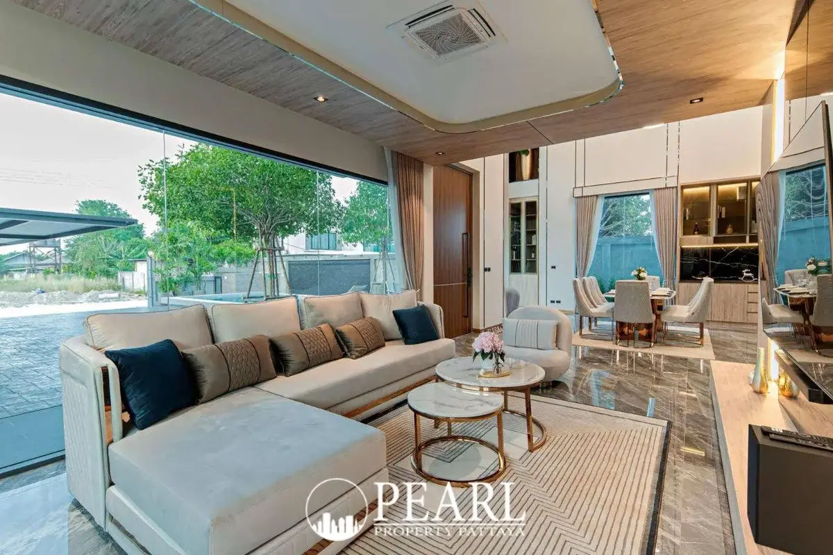 4 Bedroom House for Sale in L Pattaya spacious living room
