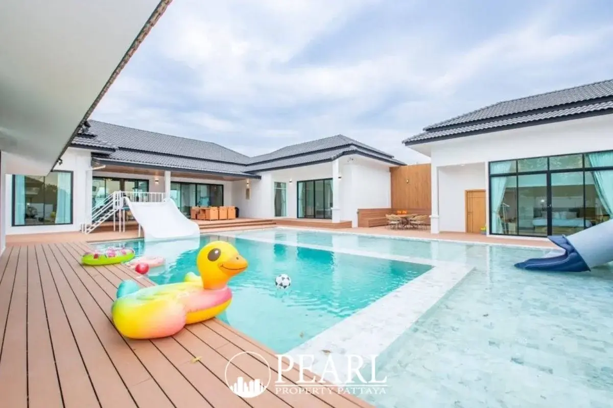 5 Bedroom House for Sale in Huay Yai modern kitchen with island