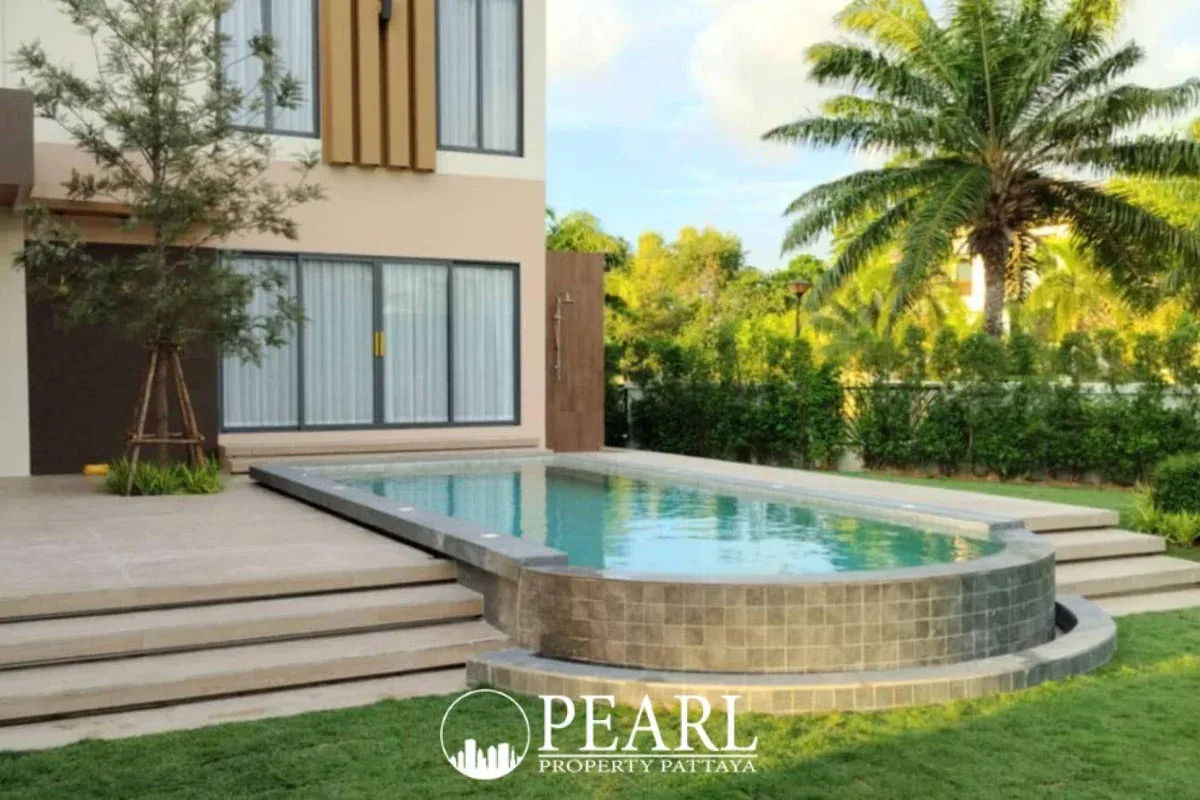 4 Bedroom Villa for Sale in Nong Prue master bedroom with ensuite