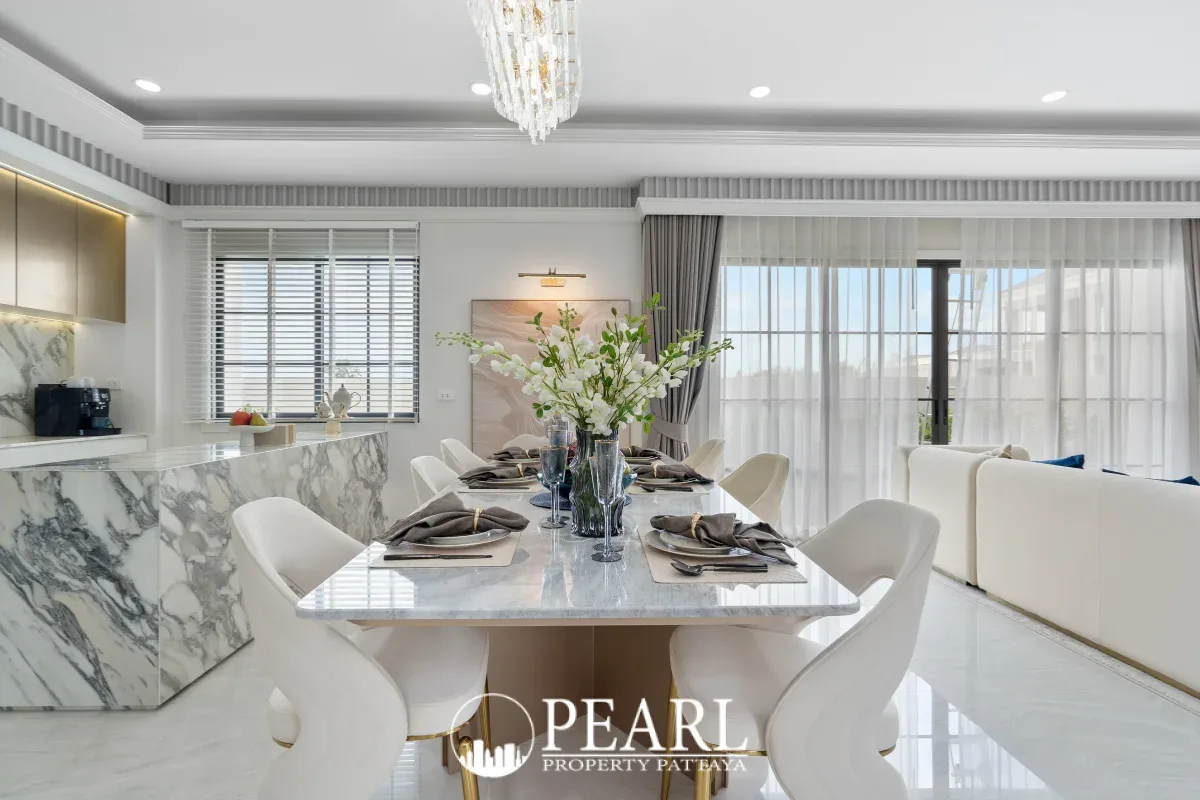 4 Bedroom House for Sale in The Palm Grandio's luxurious en-suite bathroom