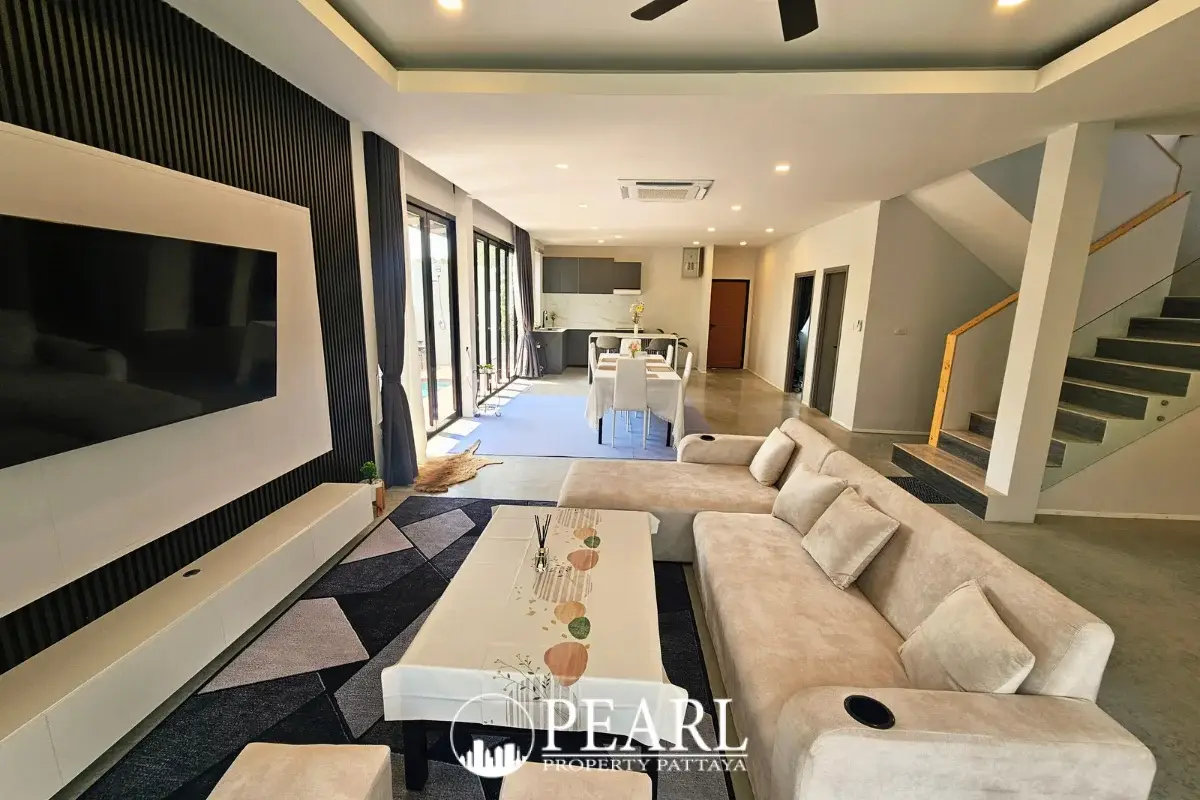 4 Bedroom House for Sale in Central Pattaya master bedroom with en-suite bathroom