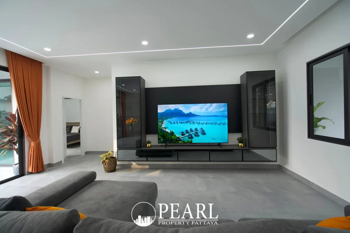 3 Bedroom House for Sale in East Pattaya master bedroom with ensuite