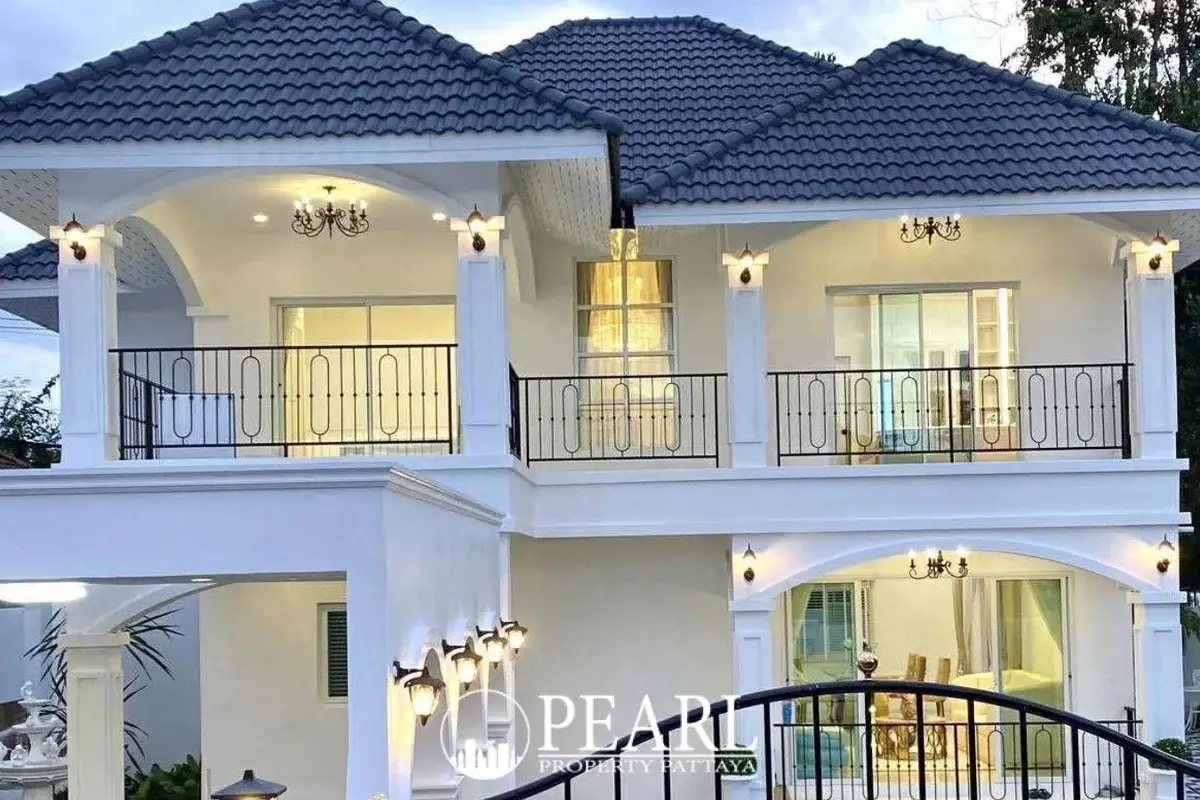 5 Bedroom House for Sale in L Pattaya spacious living room with modern furniture