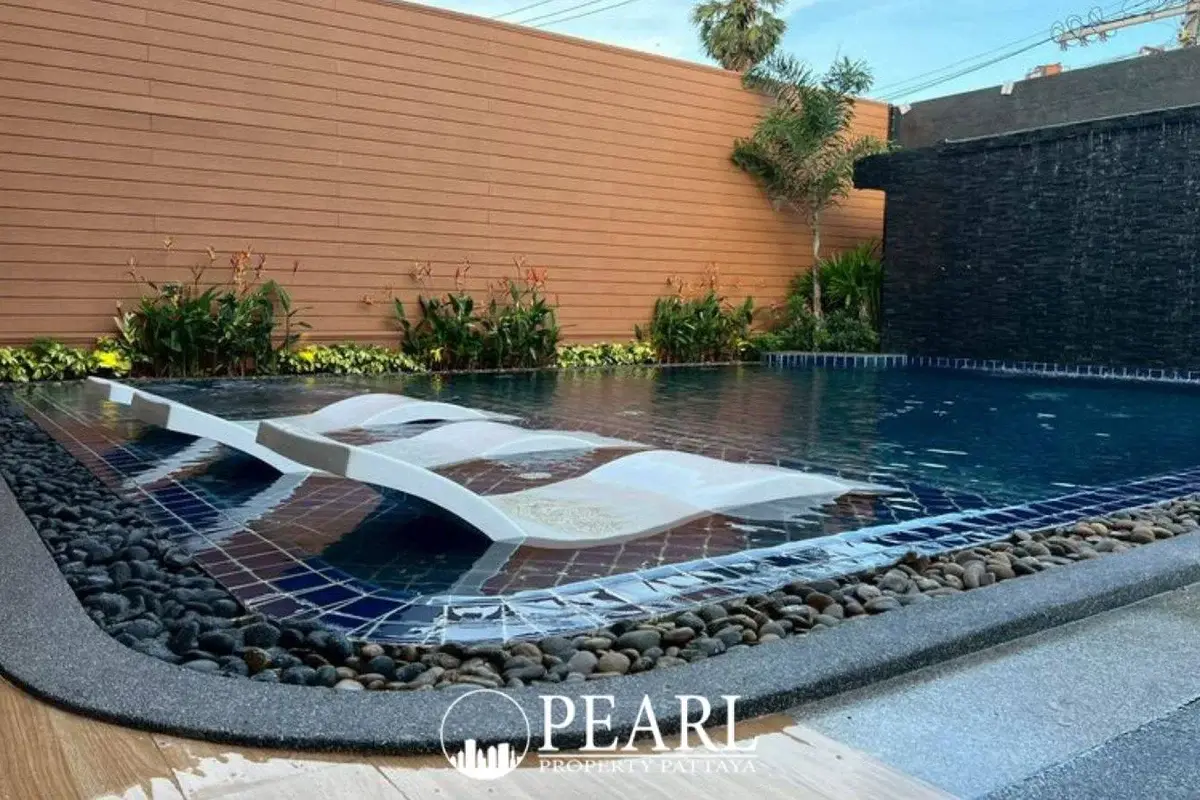 7 Bedroom House for Sale in View Point Village spacious living room