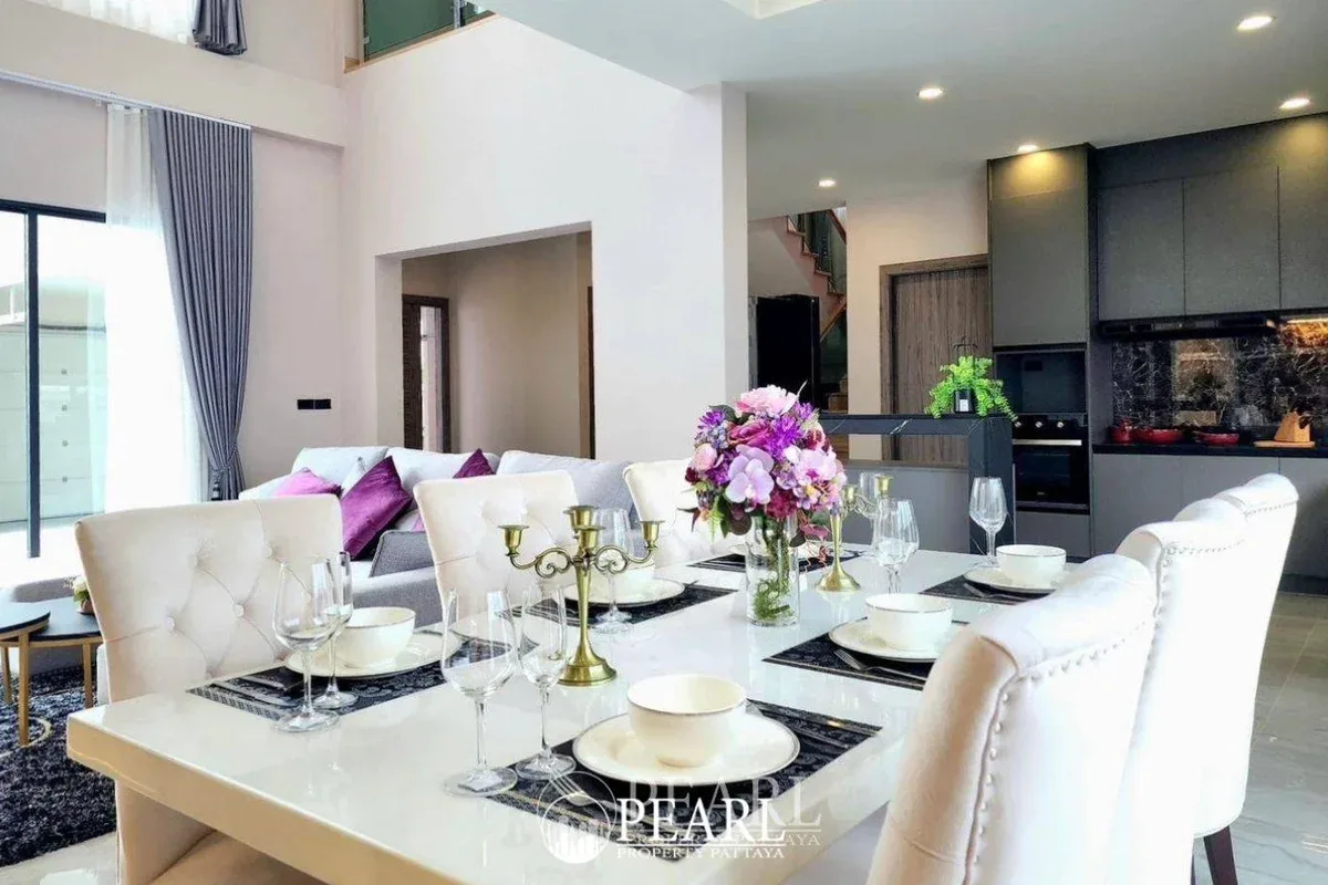 4 Bedroom House for Sale in Central Pattaya master bedroom with ensuite