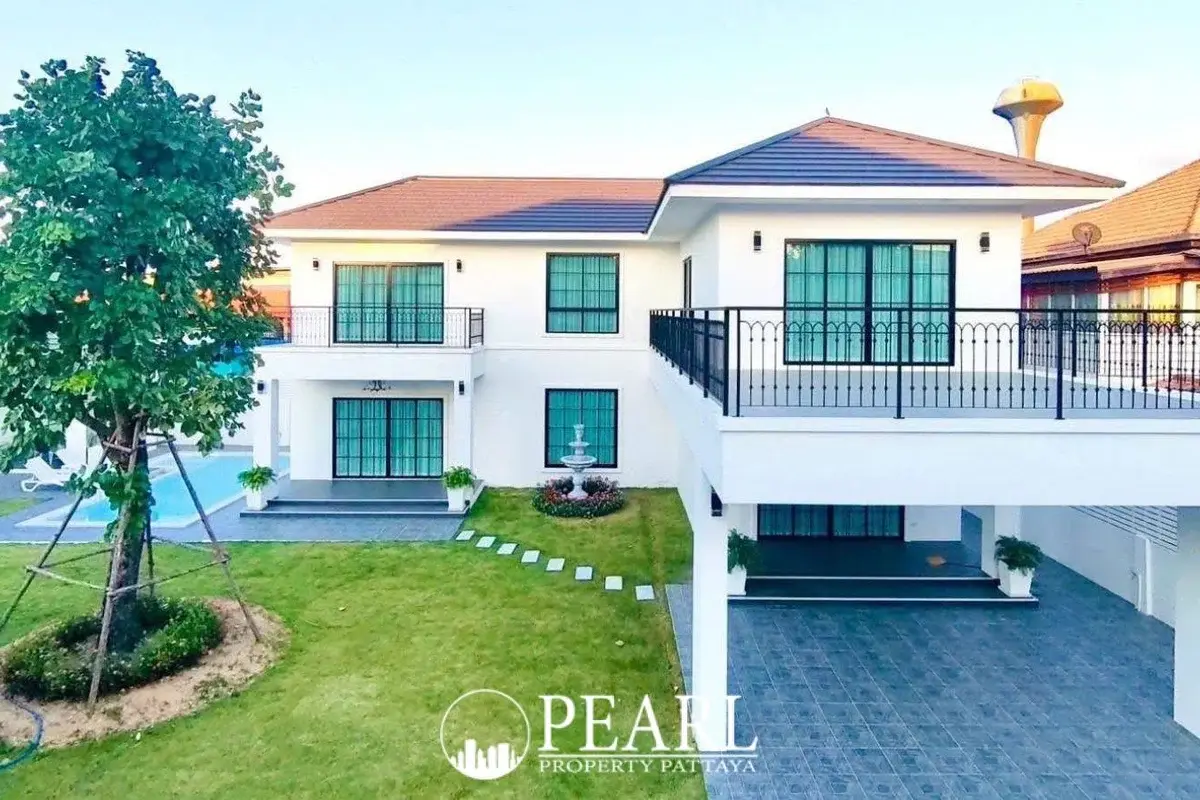 5 Bedroom Villa for Sale in Nong Prue spacious living room with modern decor