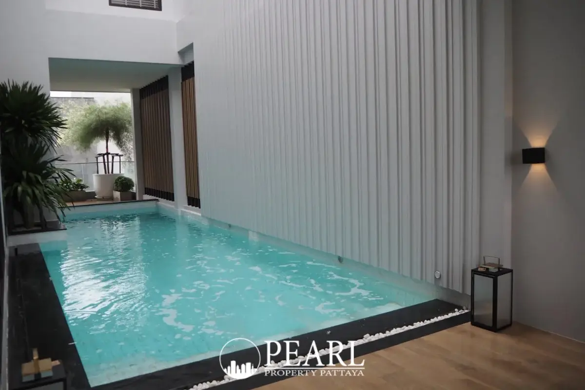 4 Bedroom House for Sale in Tree Villa modern kitchen with island