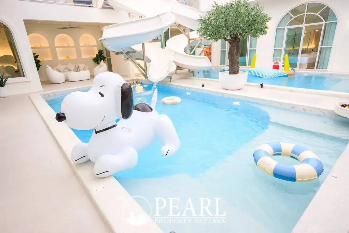 9 Bedroom House for Sale in Central Pattaya master bedroom with ensuite